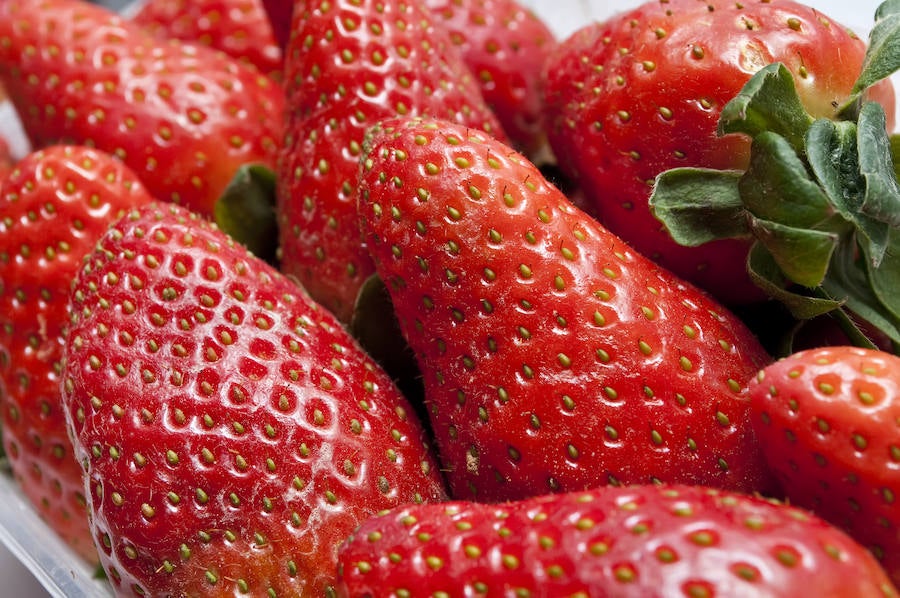 Si tienes el cabello quebradizo, toma fresones. Un bol de esta fruta te aporta el 120 por cien de la vitamina C recomendada a diario.