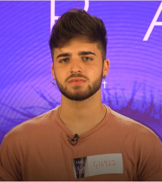 Rubén se define con un chico ‘echado para adelante’, muy tontorrón cuando habla con una mujer y fogoso. Eso sí, cuando le conviene, es un pasota. Los dos amores de su vida son su madre y su hermanita y le encantavViajar, sentir emociones y llenarse de experiencias nuevas cada día. Además de la lectura sobre marketing online y los negocios, unos de sus hobbies es ligar con chicas, para intentar aprender más de ellas.