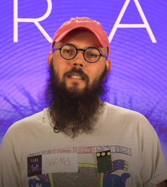 Se define como empático, con mucho sentido del humor, indiferente hacia las cosas que no le llegan, carismático, pasional y algo maniático. Sus aficiones son todo lo que tenga que ver con la creatividad, la estética, la cultura y el pensamiento. Su motivación principal para entrar en 'GH' es porque quiere vivir en sus carnes la experiencia de estar encerrado con personas distintas a él.