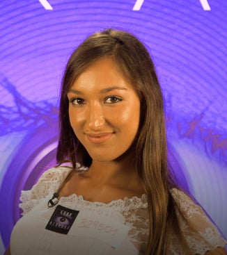 Se define como una mujer muy perfeccionista, adicta a la limpieza, presumida, transparente e ‘hipersociable’. Sin embargo, a la vez confiesa que es una chica con mucho carácter...En resumen, un show de mujer. Sus aficiones principales son mirarse al espejo e ir de tiendas. Una apasionada de los viajes y de la comida. Le encanta reír, bailar, cantar, patinar y ver películas.