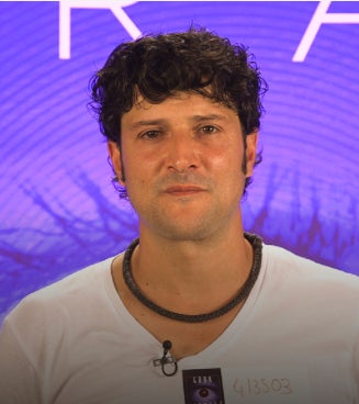 Se define como una persona nerviosa y con temperamento. Reconoce que vuelve loco a los de su alrededor porque todo lo que piensa lo dice. Su mayor afición es la fabricación de zapatos. Quiere entrar en 'GH' para vivir algo nuevo en su vida y sentir la experiencia de primera mano. No lo hace por dinero aunque sea uno de los motivos.