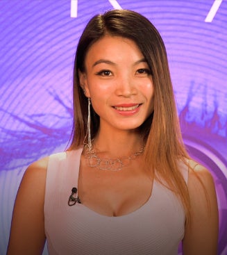 YangYang es una joven china que reside en Canarias desde hace 10 años. Está separada de un ciudadano chino y tiene dos hijos de 8 y 6 años. Aparenta menos edad de la que tiene, es sociable, trabajadora, positiva, divertida, risueña y muy habladora. Habla muy bien español y le encanta el estilo de vida occidental, en su opinión más abierto que el chino. Le gusta mucho bailar y cantar, ir de compras, y el deporte en general (correr, natación, esquí…).