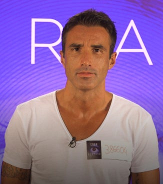 Es uruguayo, pero lleva año y medio en España, donde tiene raíces ya que sus antepasados son del País Vasco. En su país fue jugador de basket profesional hasta el año 2007 que se mudó a Italia para continuar y terminar con dicha carrera deportiva. Tiene una hija de 13 años, ganadora de tres oros en natación, y que vive en Miami con su madre. Entrar en 'GH' para él es un reto a nivel convivencia, y ese es su motivación principal.