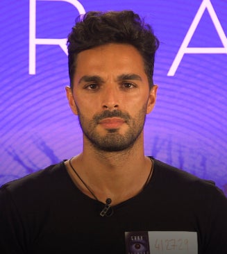 Se define como extrovertido, alegre, divertido, cabezón y orgulloso. Su mayor pasión es el fútbol aunque lo tuvo que dejar hace unos años al sufrir una lesión. Le gusta pasar tiempo con su gente y familia, conocer mundo y cantar debajo de la ducha. Quiere entrar en 'GH' para sorprenderse a sí mismo y ver de lo que es capaz.