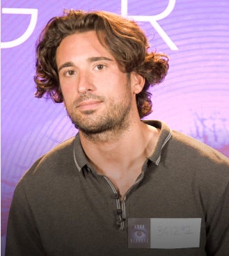 Se considera un chico normal, noble, leal, espontáneo, campechano y natural. Adora a sus abuelos, a su madre y, sobre todo, a su hermana pequeña, a quien protege por encima de todo. Fueron sus amigos los que le apuntaron a 'GH', pero ahora ya se ha convertido en un reto para él.