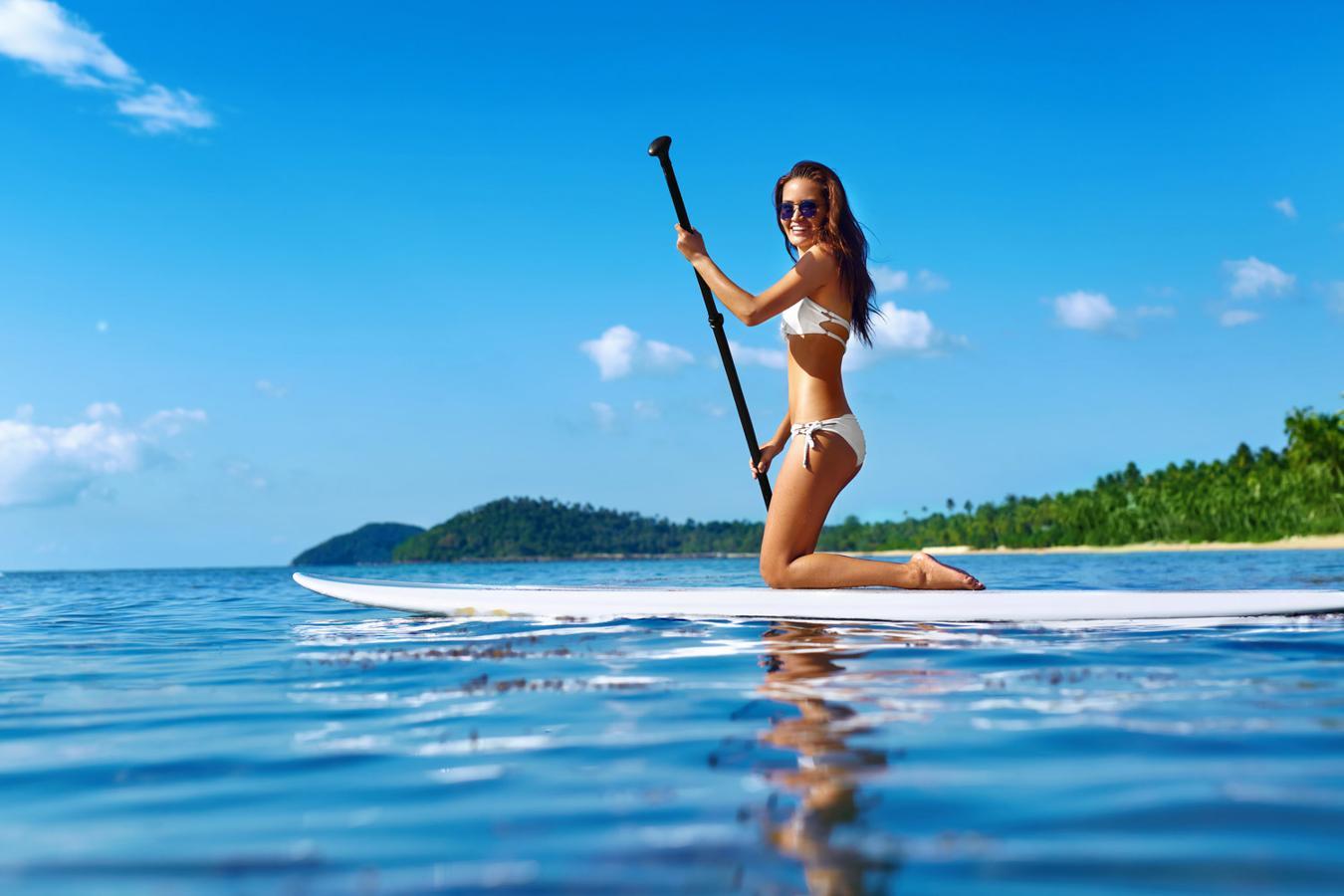 Tus piernas estarán continuamente trabajando porque querrás mantener en todo momento tu equilibrio sobre la tabla.