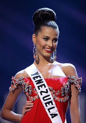 Miss Universo 2008, Dayana Mendoza, también de Venezuela, corona a Fernández como la nueva Miss Universo 2009 el 23 de agosto de 2009, en Nassau, Bahamas, siendo la primera vez en la historia del certamen que un mismo país logra la corona en años consecutivos y es por ello que se dice que es un hecho histórico en los 63 años que lleva el certamen.