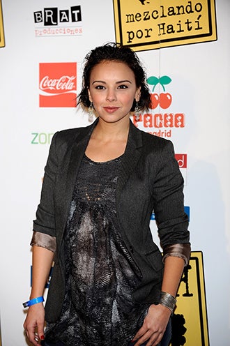 Chenoa en el evento de la Fundación 'Mezclando por Haiti' en el recinto Pacha de Madrid. Lleva una camiseta gris con brillantes y una chaqueta del mismo color.