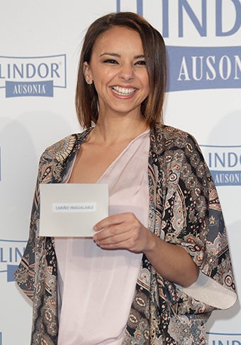 Chenoa, en el photocall de 'Lindor Ausonia day carer' en Madrid. La cantante lleva un corte de pelo bob con la raya a un lado.