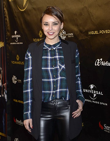 Chenoa asiste al concierto de Miguel Poveda en el Teatro de Gran Vía en Madrid. La cantante lleva un pantalón de cuero negro, con una camisa a cuadros y un chaleco, del mismo color.