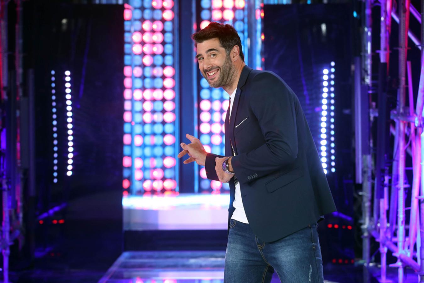 David Amor pasó de ser jugador de balonmano a actor de teatro, cine y televisión, humorista, monologuista y ocasional presentador de televisión. Empezó en la TVG gallega (en la que sigue con un programa de entrevistas), se dio a conocer a nivel nacional por ‘El club del chiste’ y después en ‘El club de la comedia’ y 'Gym Tony'.