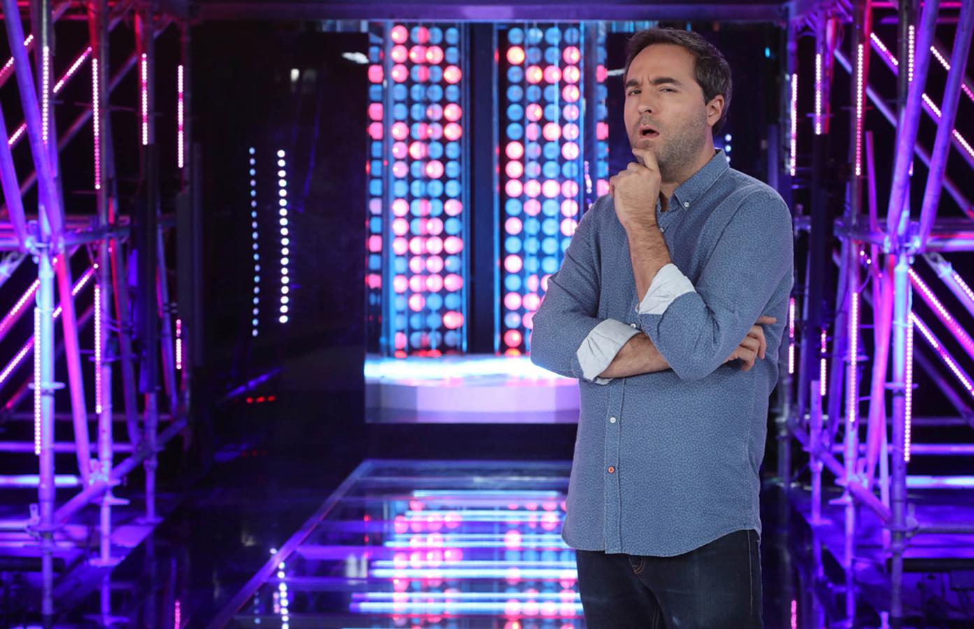 Imitador, guionista y humorista, Raúl Pérez nos sorprenderá con sus variopintas y divertidas imitaciones en el plató de 'Tu Cara me Suena 6'. Actualmente es colaborador en varios programas de radio y televisión, desde 'Late motiv' a 'Crackòvia' en televisión, a 'Anda ya' y 'Carrusel deportivo' en la radio.