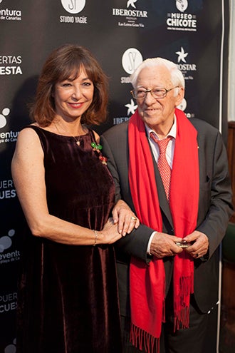 La presentadora Ana Rosa Quintana y el Padre Ángel, uno de los premiados en los Premios Chicote.