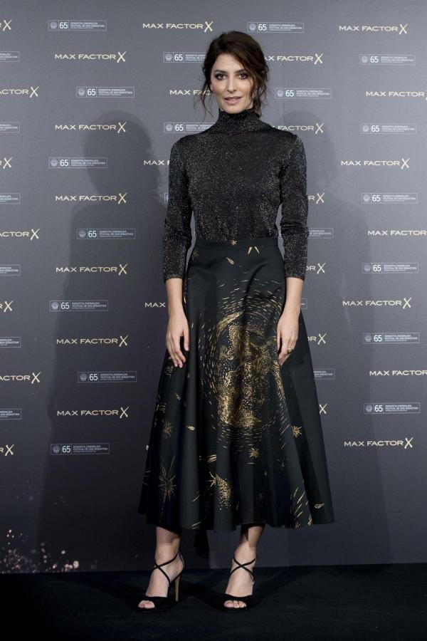 La actriz fue elegida como el 'Rostro con más glamour' del Festival de San Sebastián, y ese mismo glamour lo derrochó con este look de Dior, con una maravillosa falda 'lady' y jersey 'glitter'.