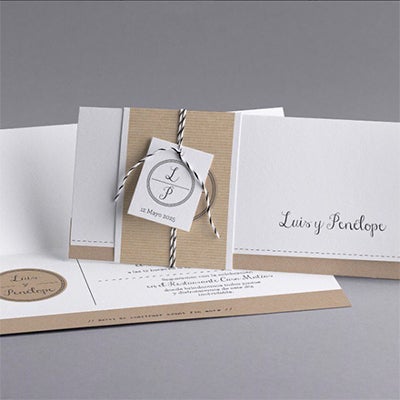 Invitación de boda Backer Black, muy fan de la estética vintage. Perfecta para el gran día y a los chicos les encanta.