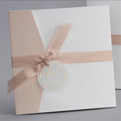 La Invitación de boda Porpadour es perfecta para novias románticas como tú.