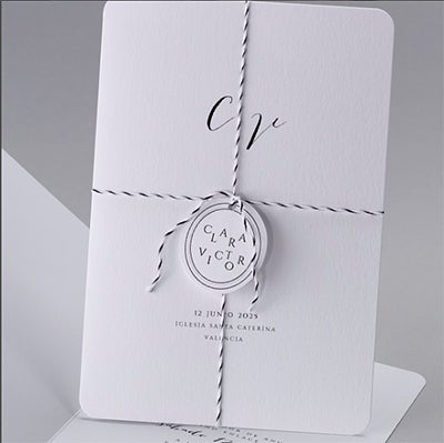 Invitación May Fair White diseño sencillo elegante perfecto para una boda tradicional.