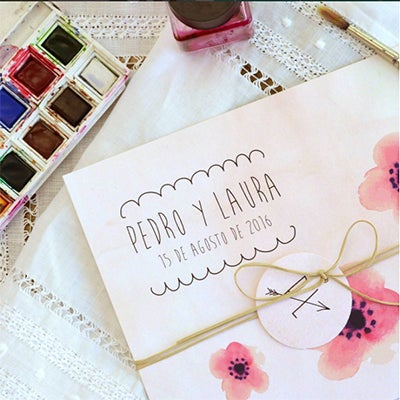 Invitación de boda rectangular con una ilustración de unas flores al estilo aquarela, de tonos cálidos y rojizos, impresas en cartón natural white.