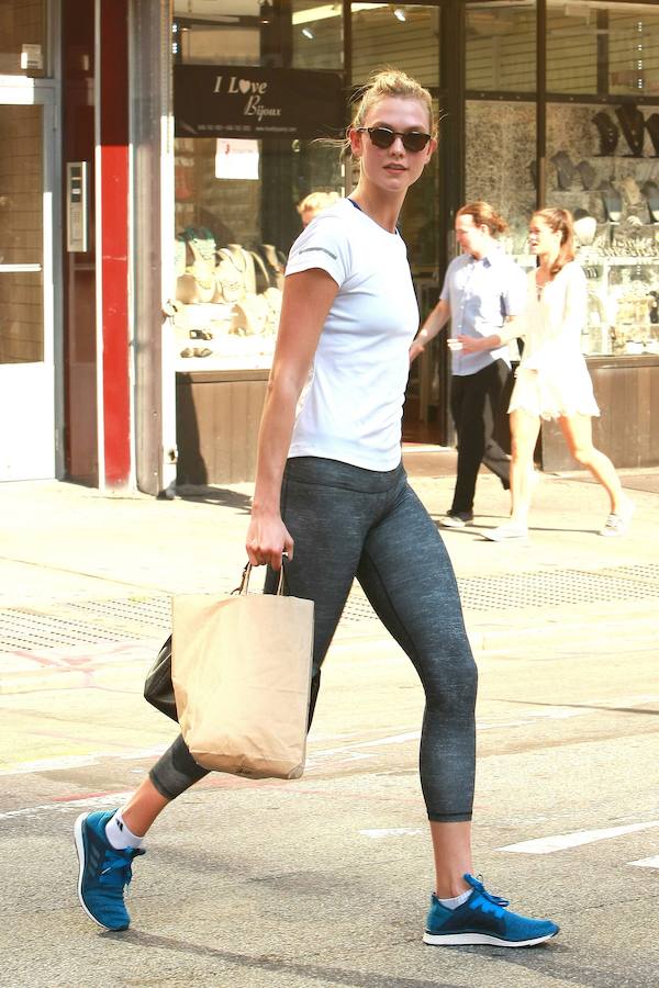 La sencillez prima en su look, cargado de básicos: camiseta blanca y llamas grises. Por supuesto, las zapatillas y los calcetines son Adidas, la marca de la que es imagen