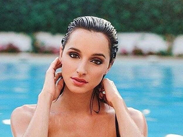 Una imagen de la modelo en una piscina.