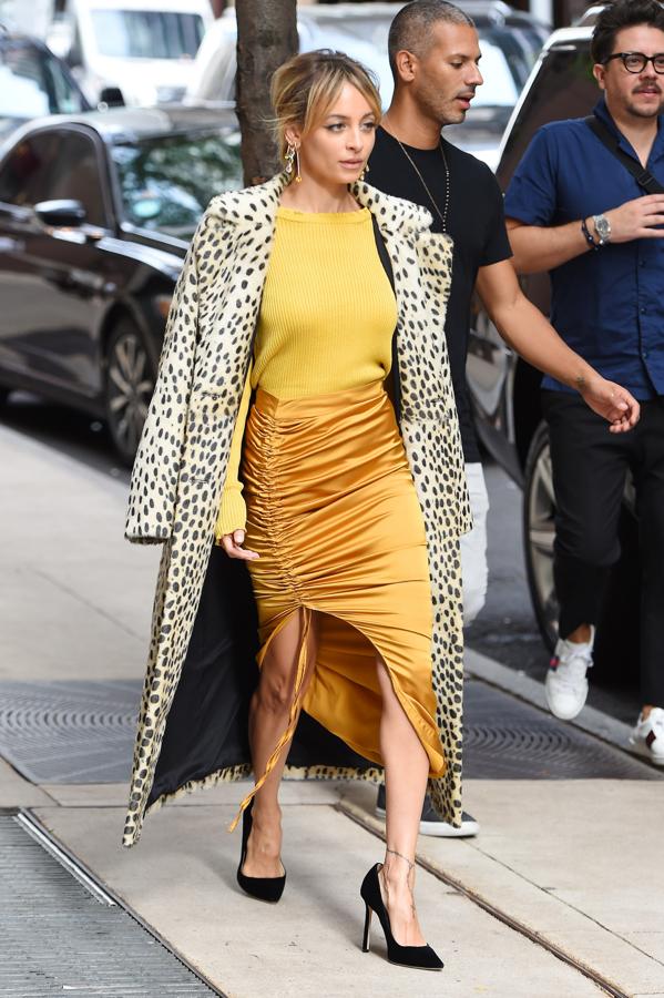 El amarillo es tendencia, y más si se luce tan bien como lo hace Nicole Richie con jersey de canalé de Love & Lemons, falda de satén de Lavish Alice y salones de Jimmy Choo.