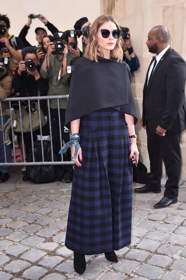Para acudir al desfile de Dior en París, Olivia Palermo vistió uno de los looks de la colección otoño-invierno 2018 de la 'maison' francesa que derrocha estilo y tendencia. Además, ¡nos encanta el detalle del pañuelo en la muñeca!