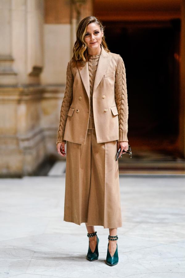 Para sentarse en la primera fila de los desfiles de la Semana de la Moda de París, la 'it girl' por excelencia apostó por un look en bloque en color cámel de Max Mara que es tan sencillo como elegante y favorecedor.