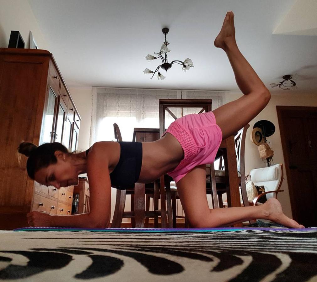 No hay excusas para no hacer deporte. Hasta en vacaciones la actriz siguió con su tabla de ejercicios en casa con shorts amplios y top oscuro.