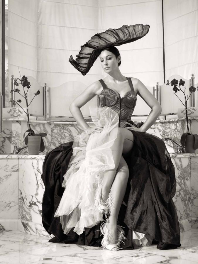 Monica Bellucci compartió en su Instagram esta sensual foto de Bettina Rheims.