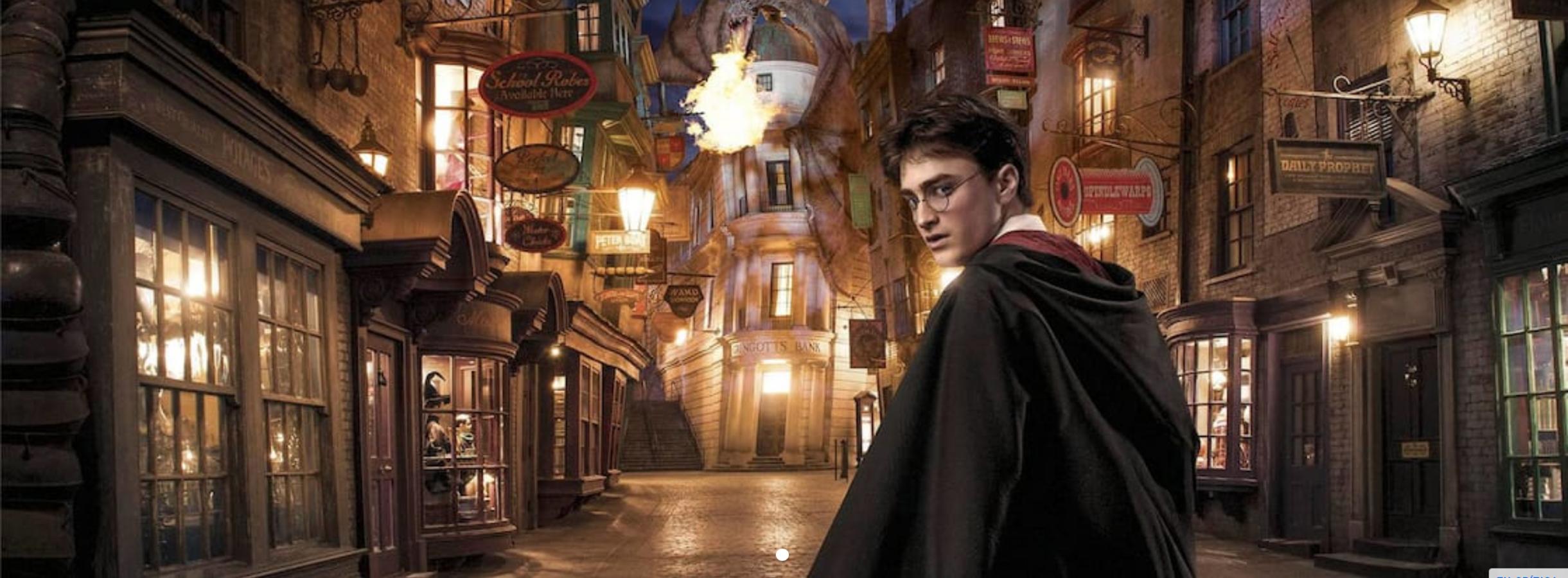 Para los que disponen de un presupuesto más elevado, viajar a Universal Studios, el parque de atracciones situado en Orlando (Florida), se convertirá en un sueño hecho realidad. Allí encontrarás The Wizarding World of Harry Potter – Diagon Alley. Podrás caminar por las calles de Londres hasta ingresar en el callejón Diagon, donde encontrarás muchos de los establecimientos más famosos de este mundo mágico. Cena en El Caldero Chorreante, observa cómo una varita elige al hechicero en la tienda de Ollivanders y prepárate para adentrarte en Gringotts, donde disfrutarás de una atracción multidimensional. El precio de la entrada por adulto es de 110 dólares. La entrada infantil cuesta 105 dólares.(Texto: Tania Calahorra)