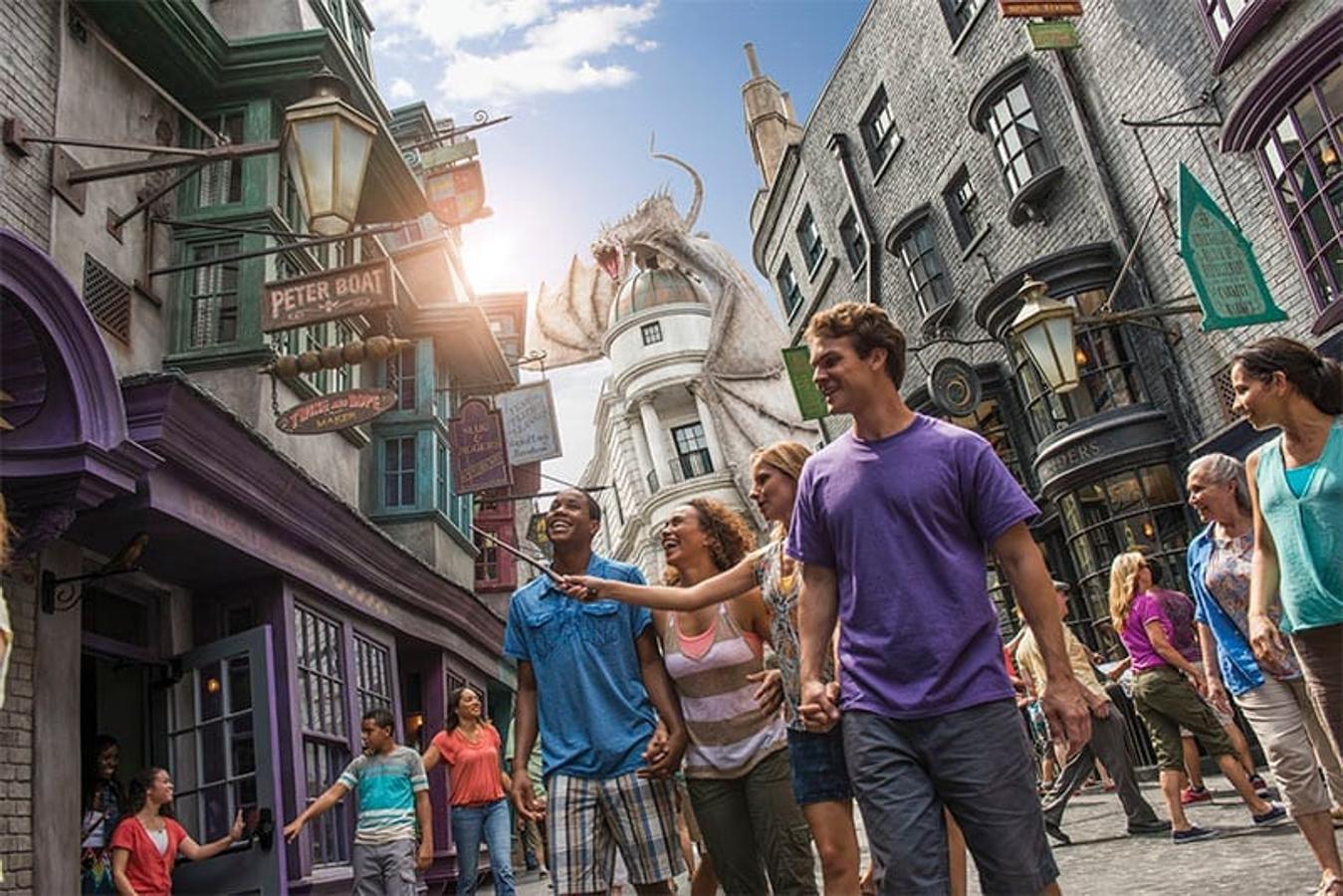 Tu experiencia en Universal Studios en Orlando puede ser más mágica si te haces con una varita interactiva en Olivanders, con ella podrás lanzar hechizos y vivir experiencias increíblemente mágicas en todo Diagon Alley y Hogsmeade. El precio de la varita es de 49,95 dólares.(Texto: Tania Calahorra)