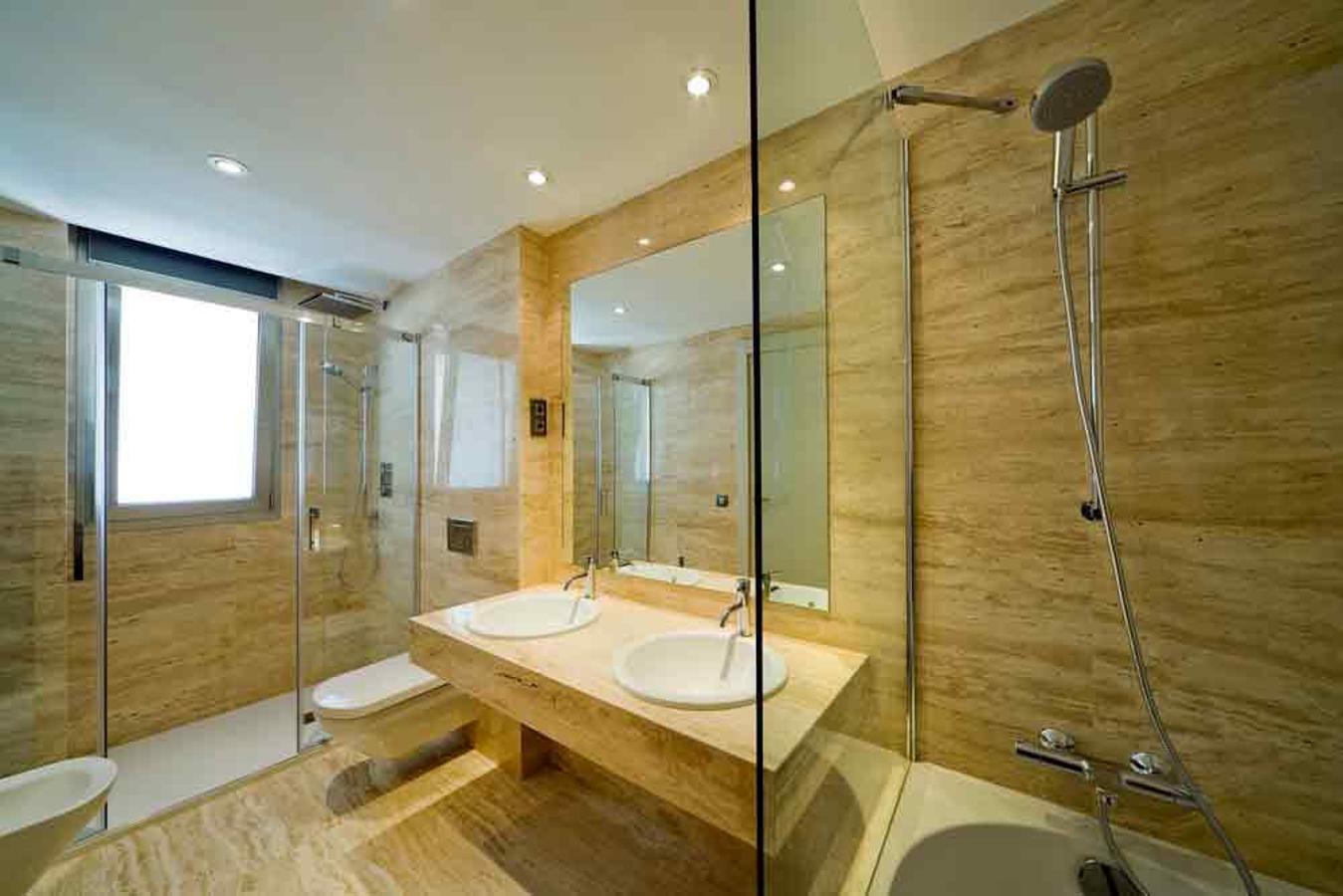 Este es el cuerto de baño del ático en el que David Bustamante va a rehacer su vida.