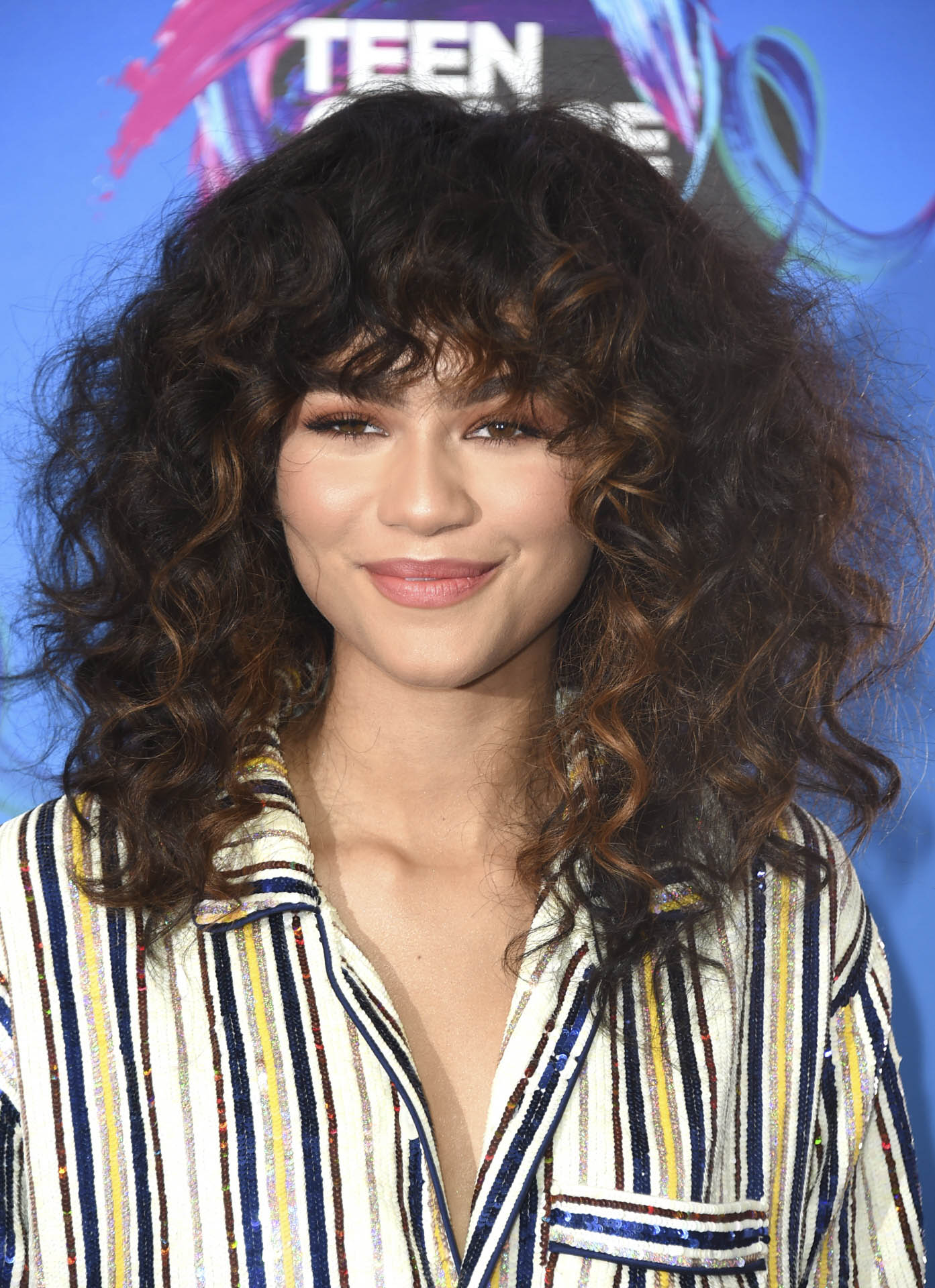 El long bob rizado de Zendaya está de moda. La naturalidad ha llegado al cabello. Si tienes el pelo rizado, ya no tendrás que alisártelo.
