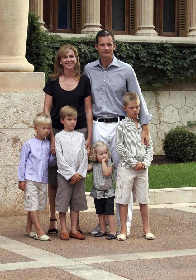 Durante su matrimonio han tenido cuatro hijos: Juan (18), Pablo (16), Miguel (15) e Irene (12).