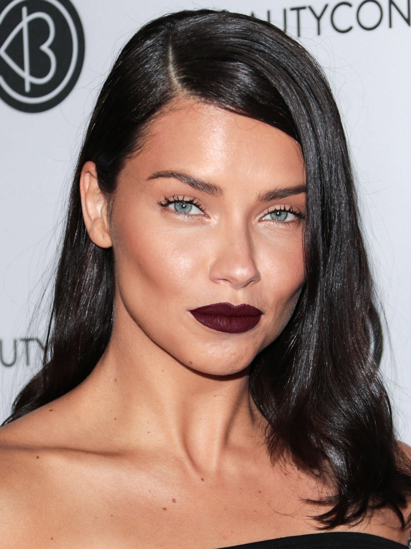 Los labios 'vamp' son otra opción si buscas un maquillaje sexy. Adriana Lima lució labios ganates y acabado mate, con un rostro luminoso y bronceado y una capa de máscara de pestañas. ¡Muy fácil de copiar!