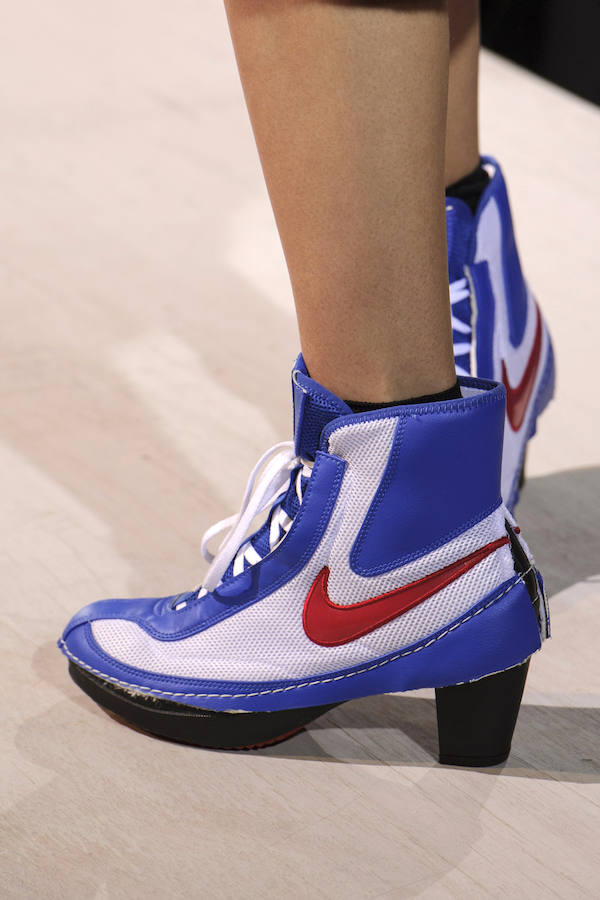 Arreglada pero informal, la tendencia 'athleisure' triunfa dentro y fuera de las pasarelas pero hay una ligera llínea que separa la sofisticación de la vulgaridad en este estilo. Y estas botas Nike con tacón se acercan más a lo chabacano que a lo elegante.