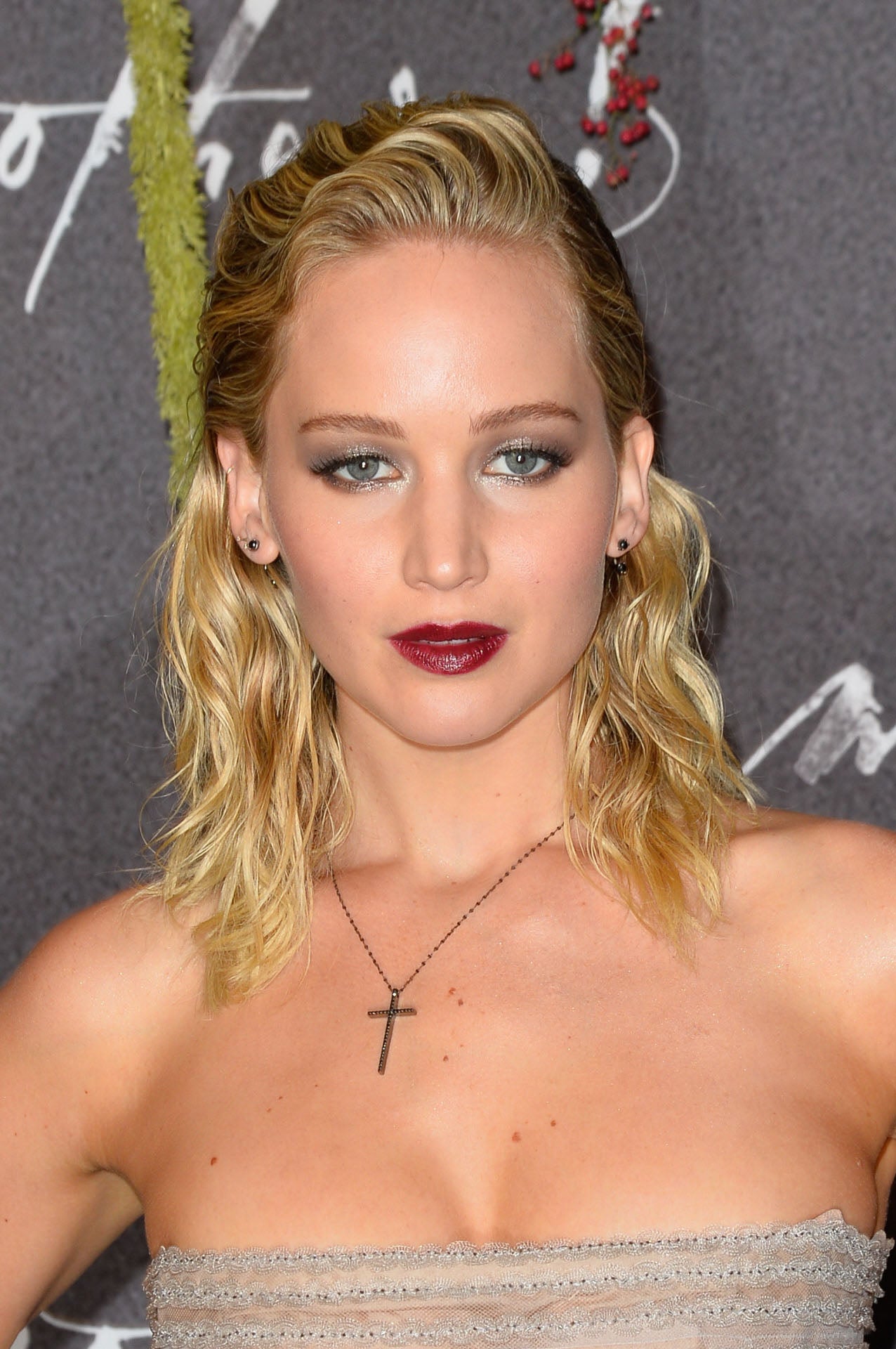 La actriz Jennifer Lawrence es otra de las famosas que nos inspira en nuestra búsqueda del maquillaje más sexy: sombras satinadas en tonos grises y labios granates con acabado brillo.