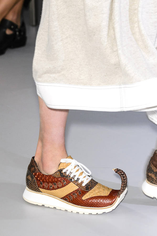 Si los Elfos existieran, estarían locos por estrenar las zapatillas de piel de cocodriilo de Loewe con punta de gancho.