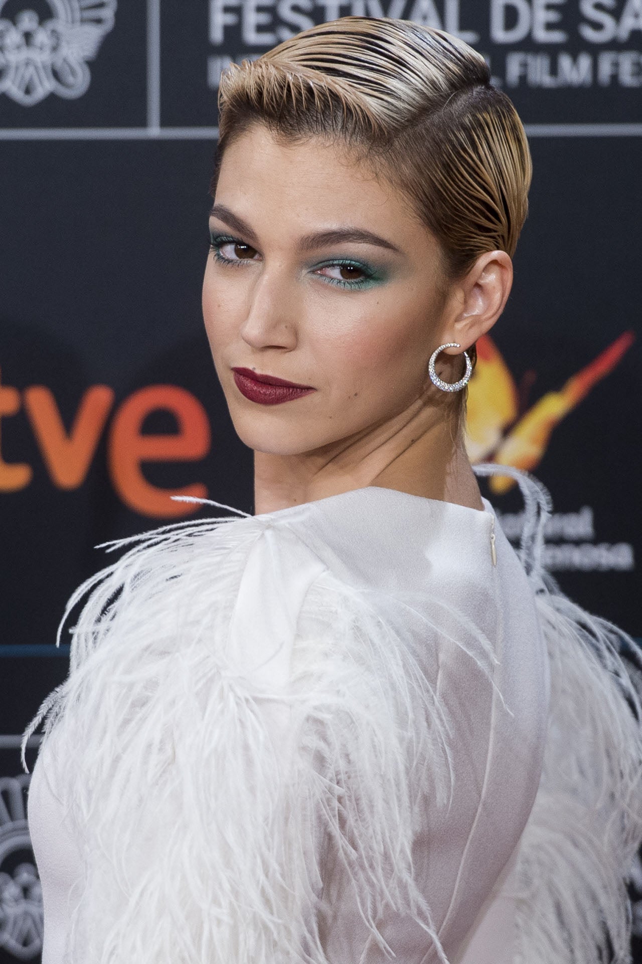 Otro maquillaje sexy y llamativo es el que lució Úrsula Corberó en el Festival de San Sebastián: sombras verdes y labios granates.