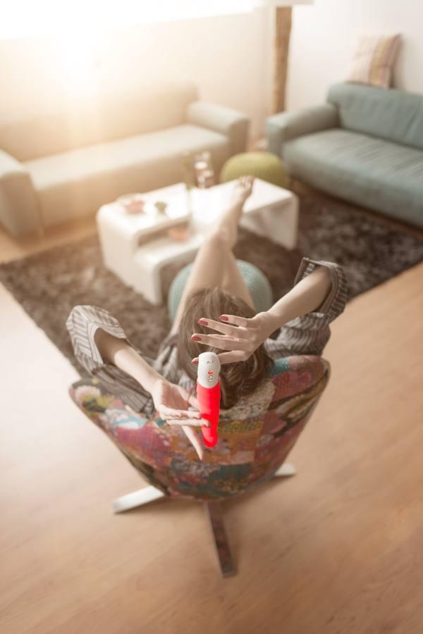 Vibrador recargable de Gran tamaño de Fun Factory, con una distribución optimizada de las vibraciones a través de su cuerpo de silicona anillado, macizo y flexible. Presiona agradablemente las zonas erógenas y facilita su uso en infinidad de posturas. Su naricita curvada estimula el Punto G. Con 12 programas silenciosos de vibración de baja frecuencia. Precio orientativo: 99,90 euros.