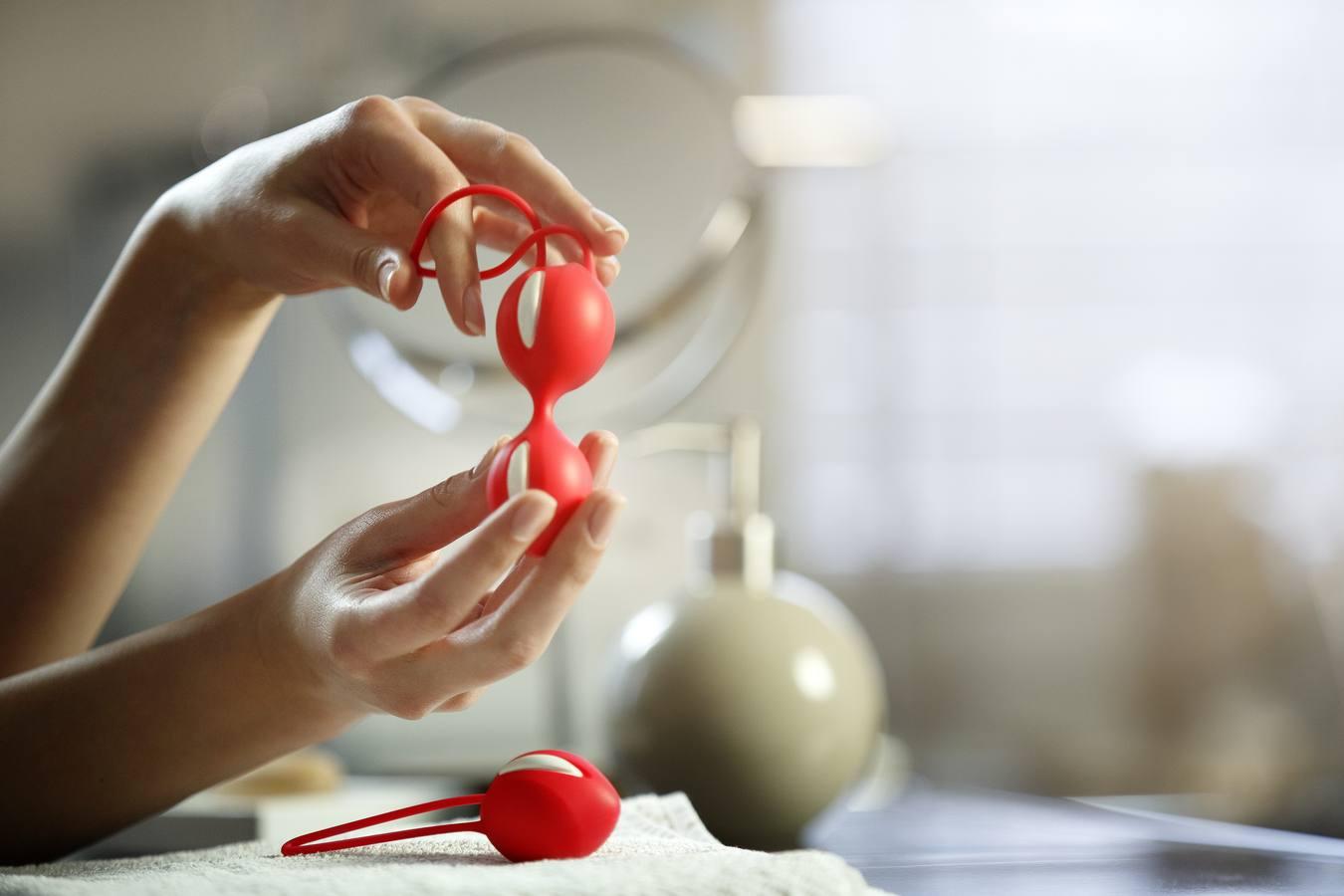 Accesorios de entrenamiento del suelo pélvico. La rotación de la bola en el interior estimula y fortalece la musculatura del suelo pélvico durante los movimientos propios de la vida cotidiana. Las sesiones deben ser de corta duración, pero con regularidad. Previene la incontinencia urinaria y los desprendimientos uterinos y además aumenta la sensibilidad durante el sexo, de hombres y mujeres. Precio: 24,90 euros.