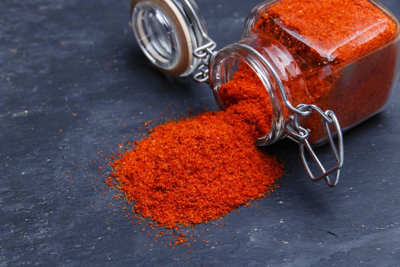 El pimentón en polvo contiene 23,6 miligramos de hierro por cada 100 gramos de porción comestible.