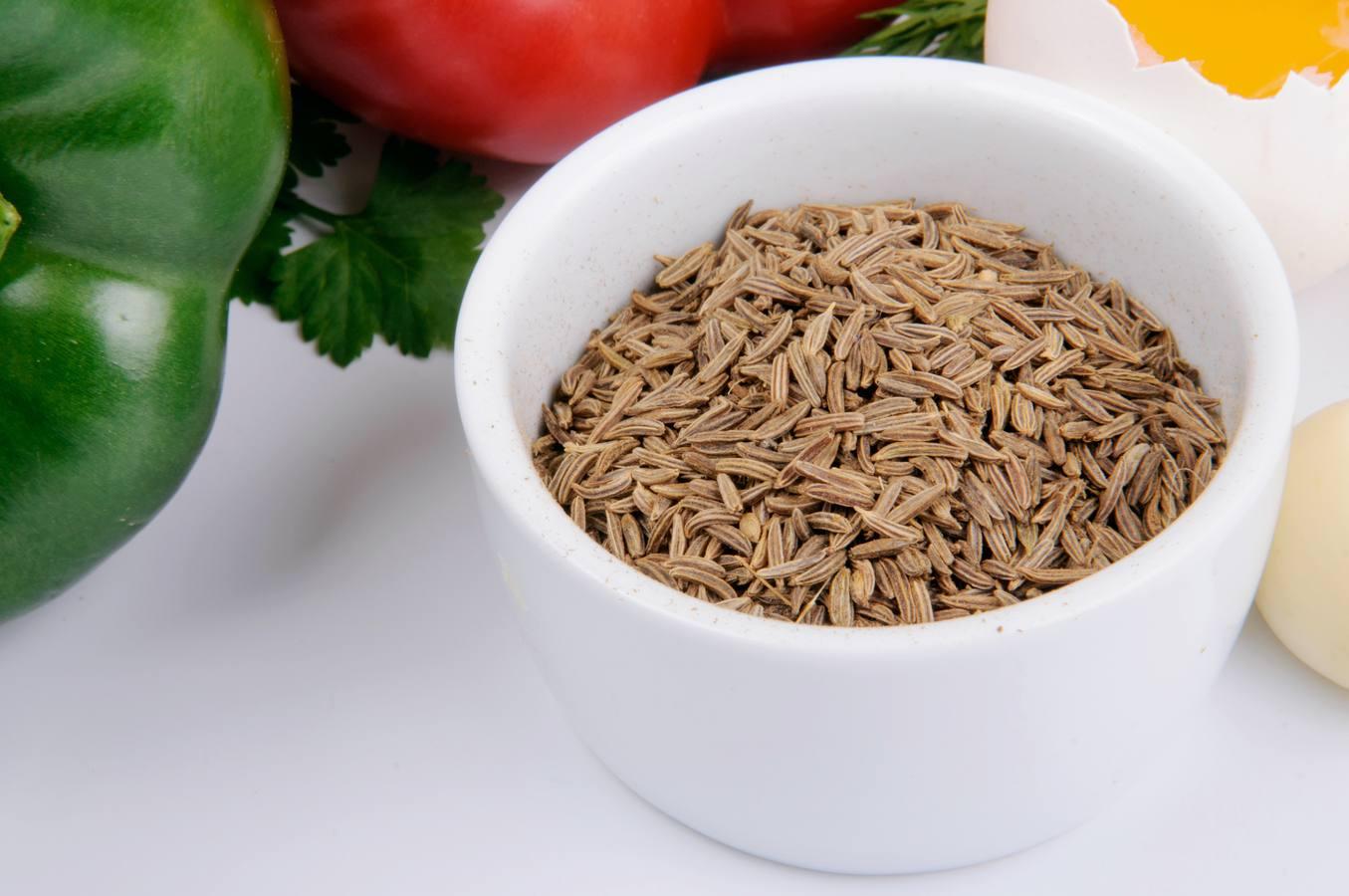 El comino contiene 66,35 miligramos de hierro por cada 100 gramos de porción comestible.