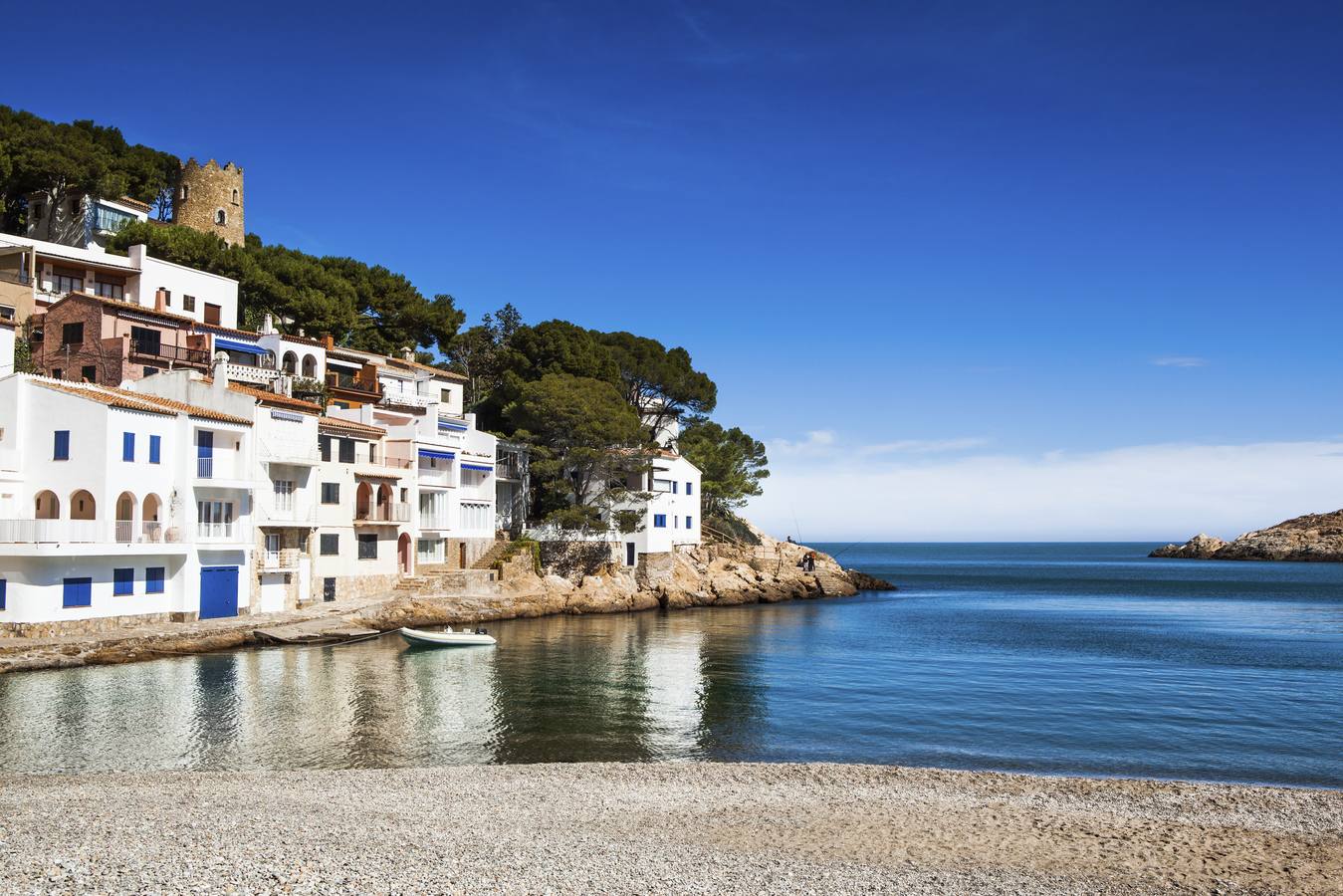 Este pueblo de la provincia de Girona, en plena Costa Brava, deleita al visitante con un panorama típico mediterráneo, con casitas de pescadores, acantilados y pinos. Begur cuenta con ocho calas y playas, de características muy variadas, entre las que destacan la del Racó, por sus amplias dimensiones y vistas de las Islas Medas, o la de Fonda, escondite natural de arena gruesa y oscura.