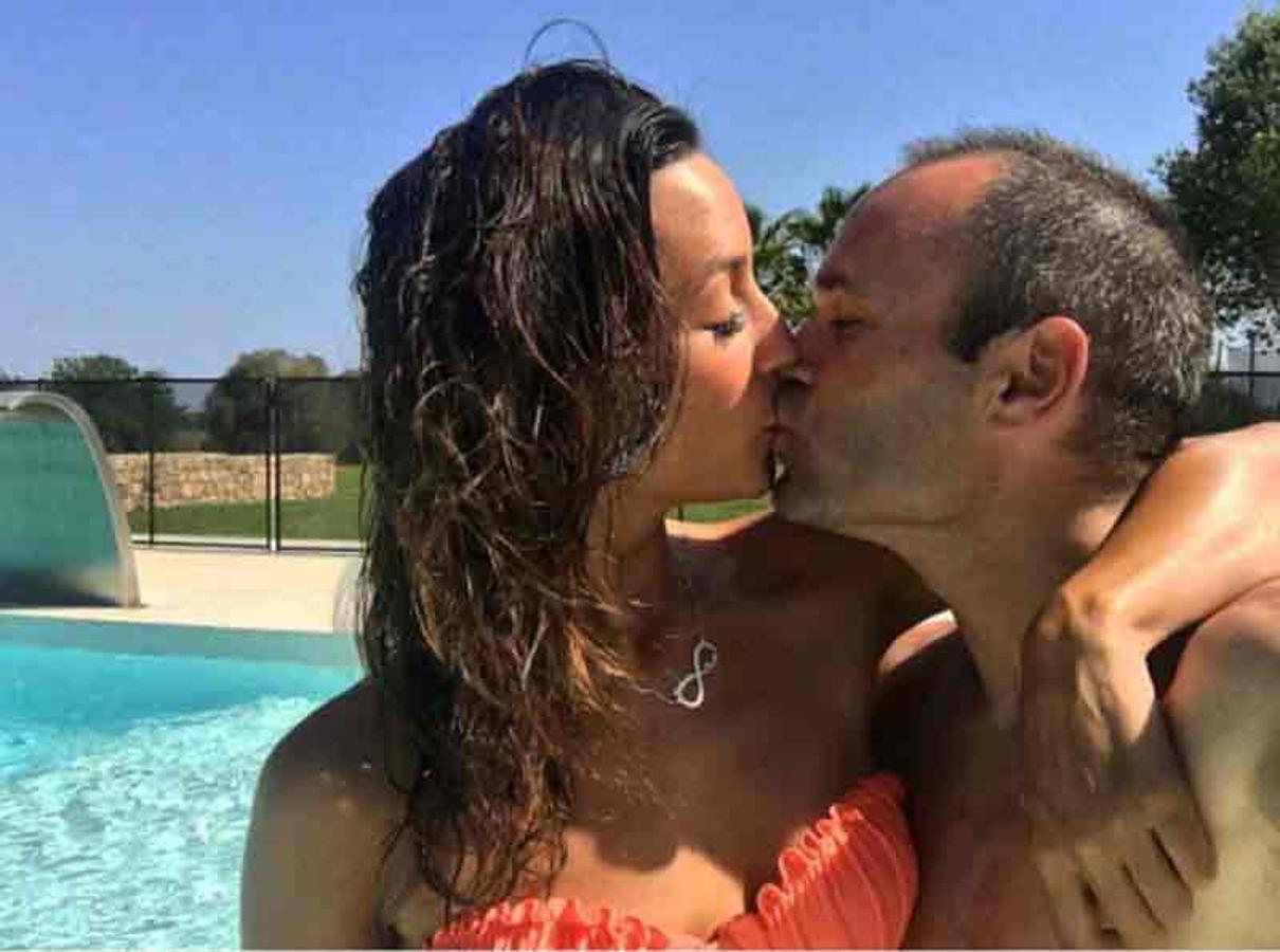 Anna Ortiz colgó en Instagram esta imagen besando al futbolista del Barcelona.