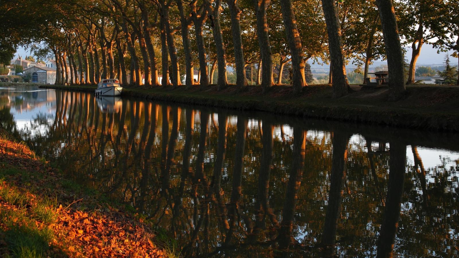 Nada más cruzar los Pirineos, la campiña francesa se despliega ante nosotros demostrando que el país vecino no solo es París, y que tiene rincones bellísimos y muy románticos por descubrir. Uno de ellos es, sin duda, Carcassonne. Esta villa medieval, a mitad de camino entre Perpiñán y Touluse, esconde un millón de historias entre sus murallas y castillos patrimonio de la UNESCO, ofrece un espectáculo de color en sus bosques aledaños, deliciosos caldos procedentes de sus viñedos y un buen número de museos y rincones monumentales que bien merecen una visita (+INFO: http://www.turismocarcassonne.es/).