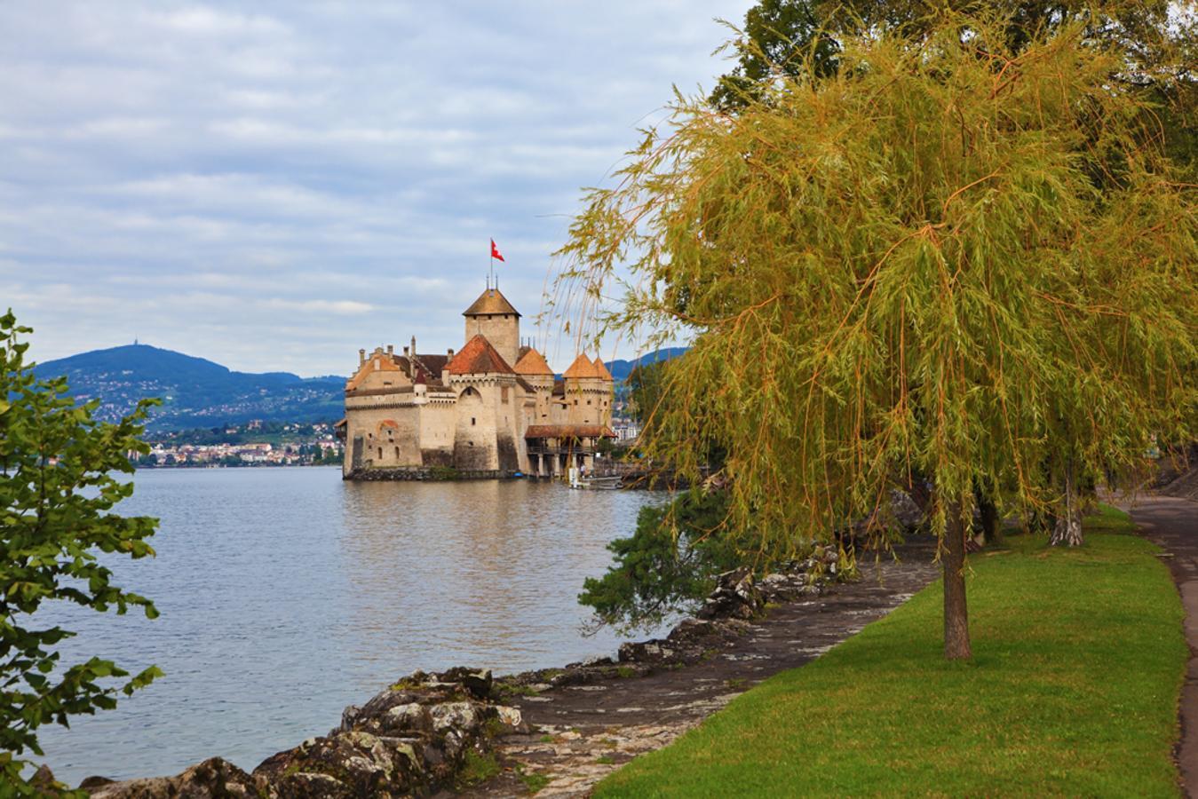 El otoño es el momento perfecto para descubrir Ginebra y su impresionante entorno natural, rodeada por los espectaculares Alpes, la cordillera de los Colonos del Jura, el río Ródano y el lago Leman. La segunda ciudad más grande de Suiza invita a pasear por sus tranquilos parques y jardines, disfrutando del estallido de tonalidades borgoña de la naturaleza; a recorrer sus paseos ribereños y sus históricas calles, plazas y avenidas repletas de tiendas de lujo y a probar su rica gastronomía en sus afamados restaurantes. Fuente: Mandarín Oriental Ginebra.
