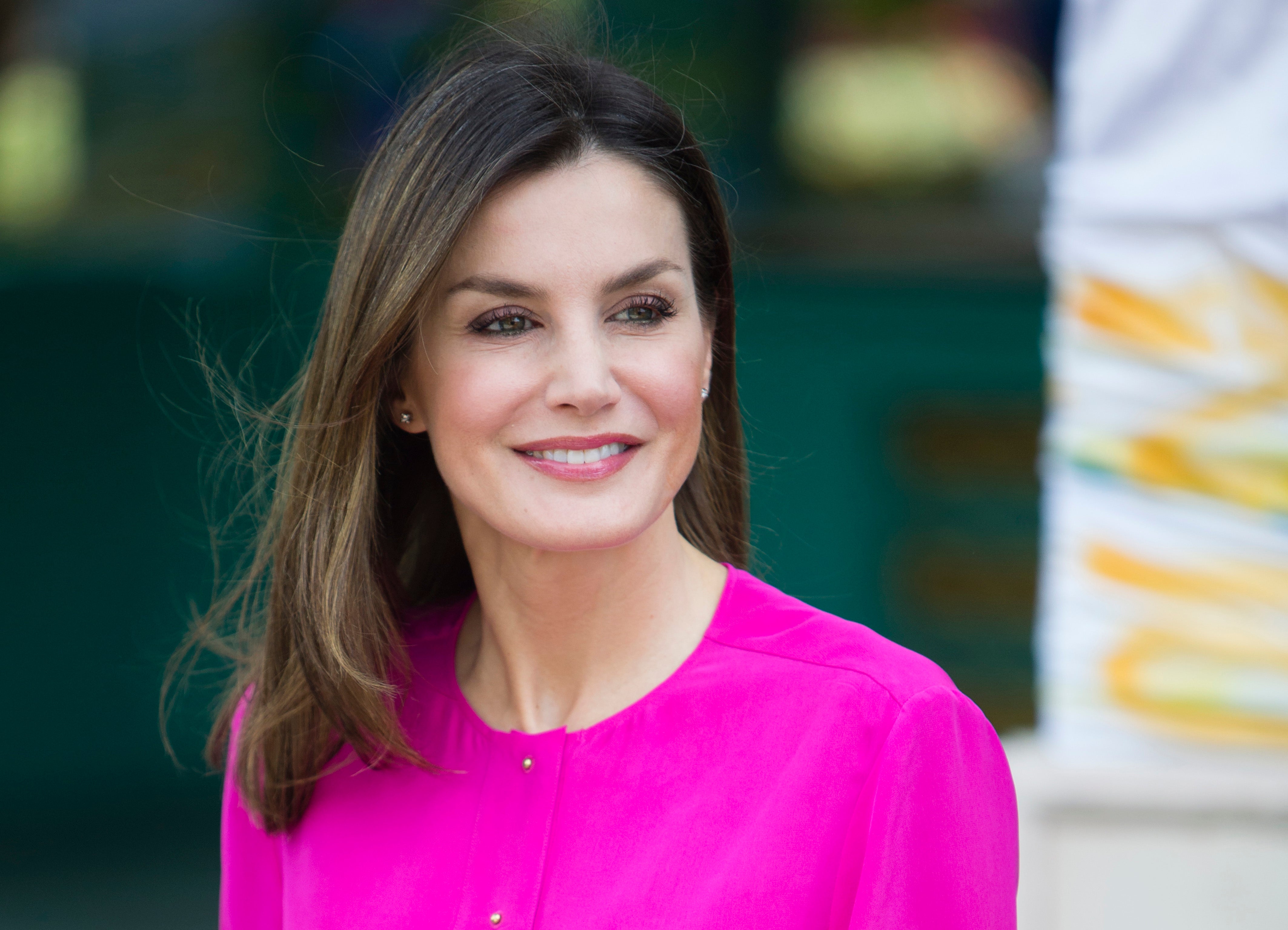 Suele ser una sonrisa comedida, discreta, pero bella. La Reina Letizia puede presumir de tener una sonrisa bonita.