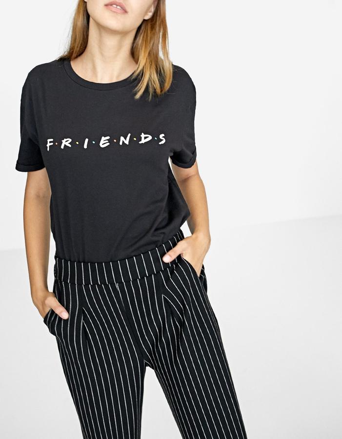 Stradivarius puso a la venta hace unos meses una camiseta de Friends, con la misma tipografía de ka cabecera de la emblemática serie. Cuesta 12,95 euros.