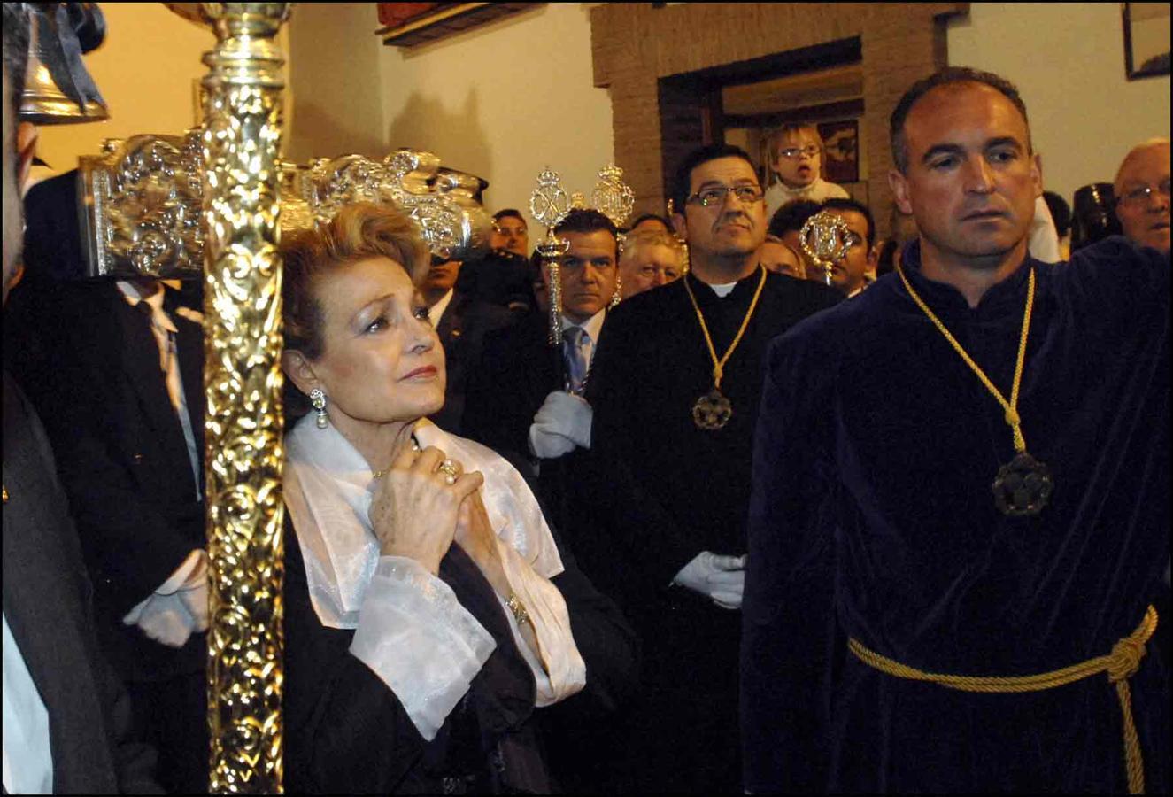 La actriz muy emocionada en la Semana Santa de Marbella.